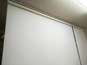 コーナンのロールスクリーンを天井に直接取り付けてみた。