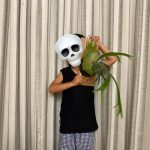 小さいビカクシダと大きいビカクシダを持つ5歳。